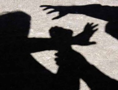 Θρίλερ στο Βόλο: Έσβησε τσιγάρο στο μάτι της συζύγου του και συνέχισε να την βασανίζει